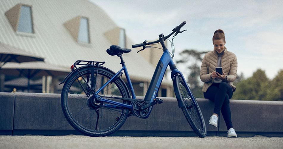 Vrouw blij met gekochte e-bike