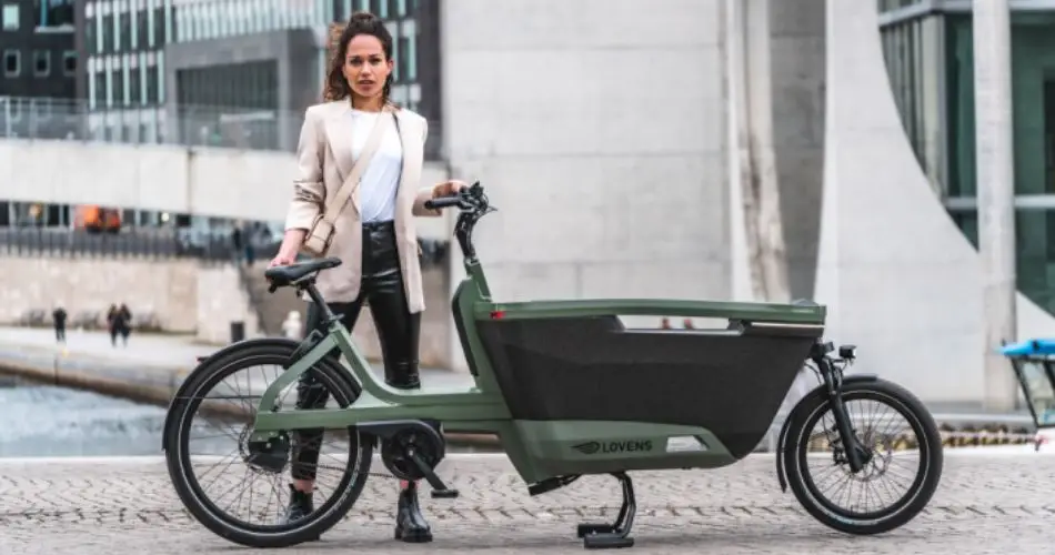 Vrouw met gekochte bakfiets