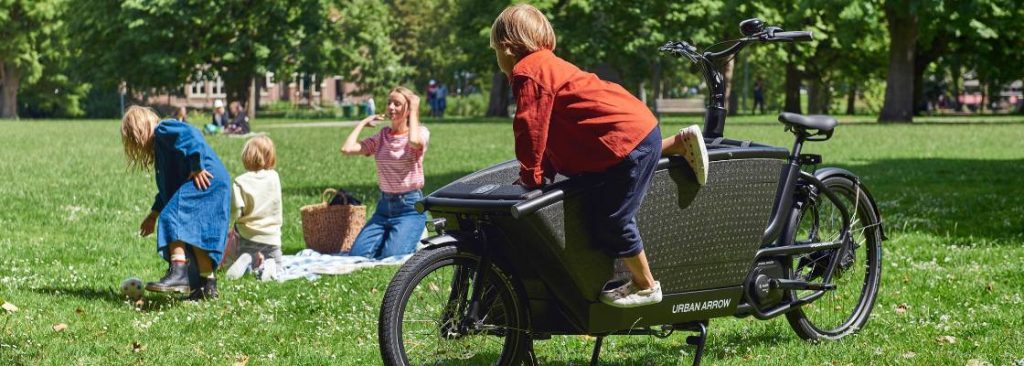 Elektrische bakfiets in park